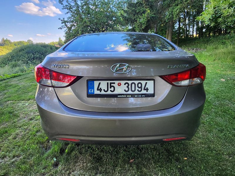 Hyundai Elantra (2012) Comfort 1,6/97kW - fotka 3 z 13