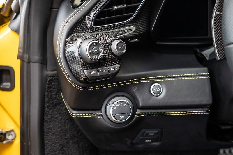 Ferrari 488 LIFT/Carbon/GialloModena - fotka 11 z 16