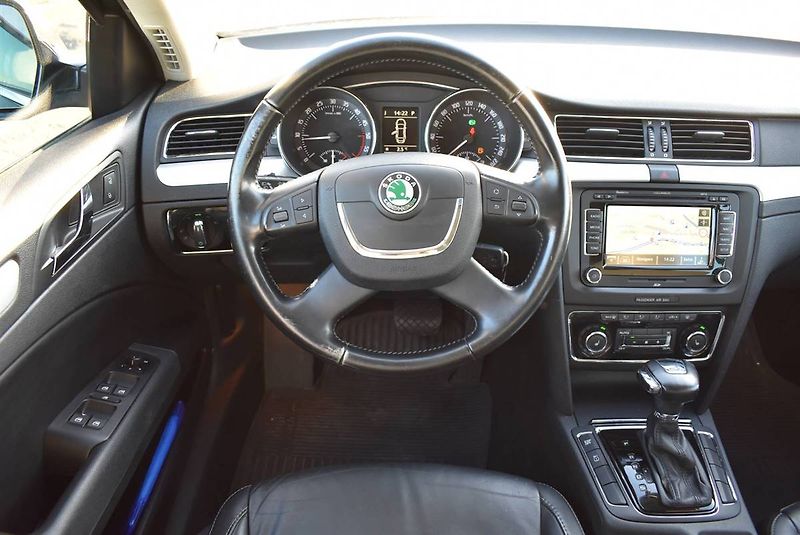 Škoda Superb 2,0 TDI SERVIS STK NOVÉ DSG! - fotka 10 z 19