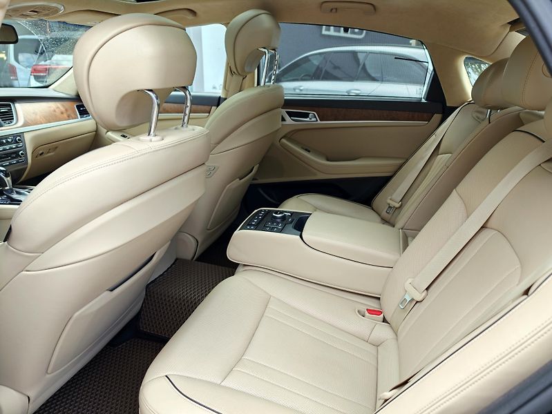 Hyundai Genesis V6 GDi 3,8 HTrac CZ,1 maj - fotka 13 z 37