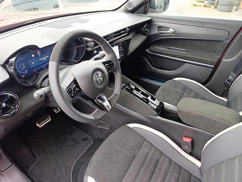 Alfa Romeo Junior (2026) Sport Speciale 1.2 Turbo Hybr. - fotka 14 z 34