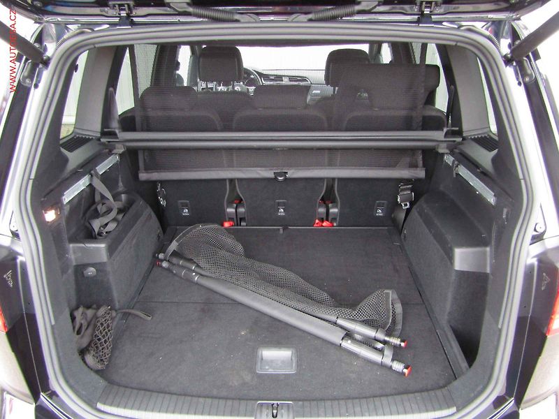 Volkswagen Touran (2018) 2.0 TDi R-Line, DSG, LED - fotka 7 z 21