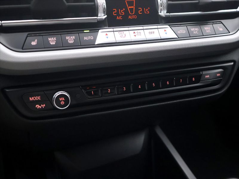 BMW Řada 1 1,5 116d 85kW Aut.klima LED - fotka 25 z 39