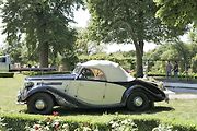 Praga Lady z roku 1936, vystavovatel Emil Příhoda. Stará architektura se v Loučni snoubí s krásou starých automobilů