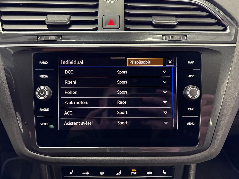Volkswagen Tiguan 2.0 TSI 235 KW R-LINE, DSG, 4M - fotka 16 z 23