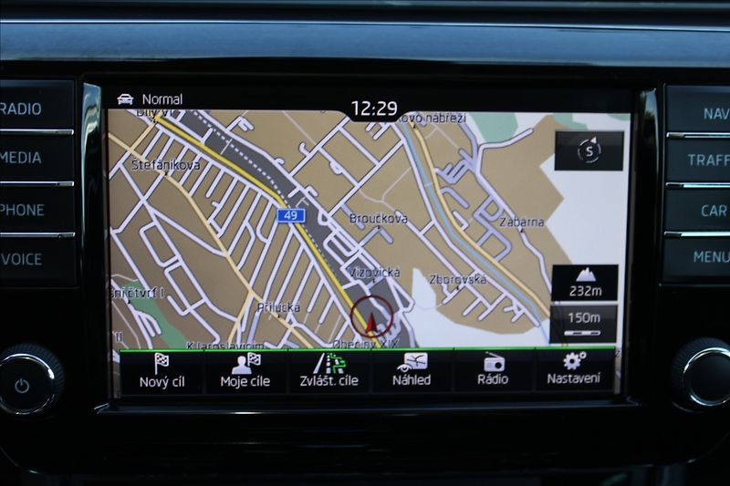 Škoda Superb 2,0 TDI  1.MAJ,A/T,4x4,STYLE - fotka 11 z 47