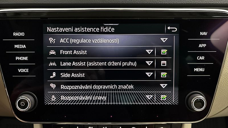 Škoda Superb 2.0 TDI DSG 4x4 Style Combi - fotka 29 z 34