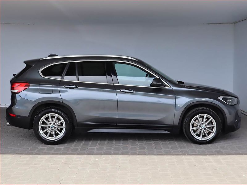 BMW X1 (2022) Innovation xDrive18d - fotka 6 z 21
