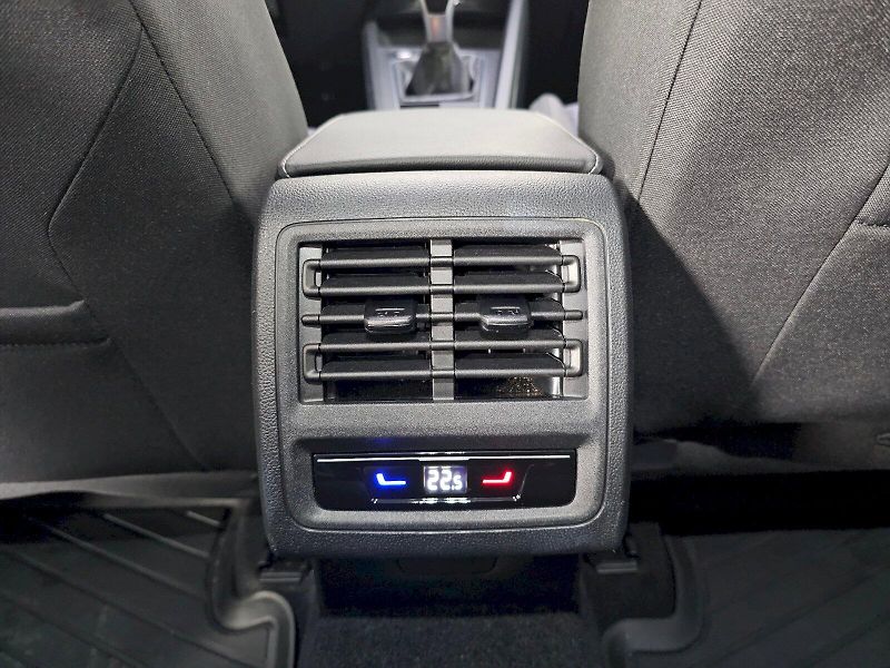 Volkswagen Golf (2024) 1,5 TSI 85kW LIFE - fotka 23 z 27