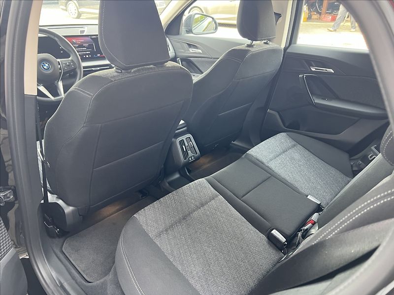 BMW iX2 0,0 eDrive20  Záruka 150kW - fotka 15 z 39