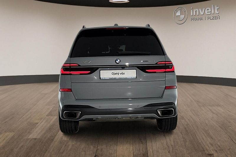 BMW X7 xDrive40d - fotka 4 z 30