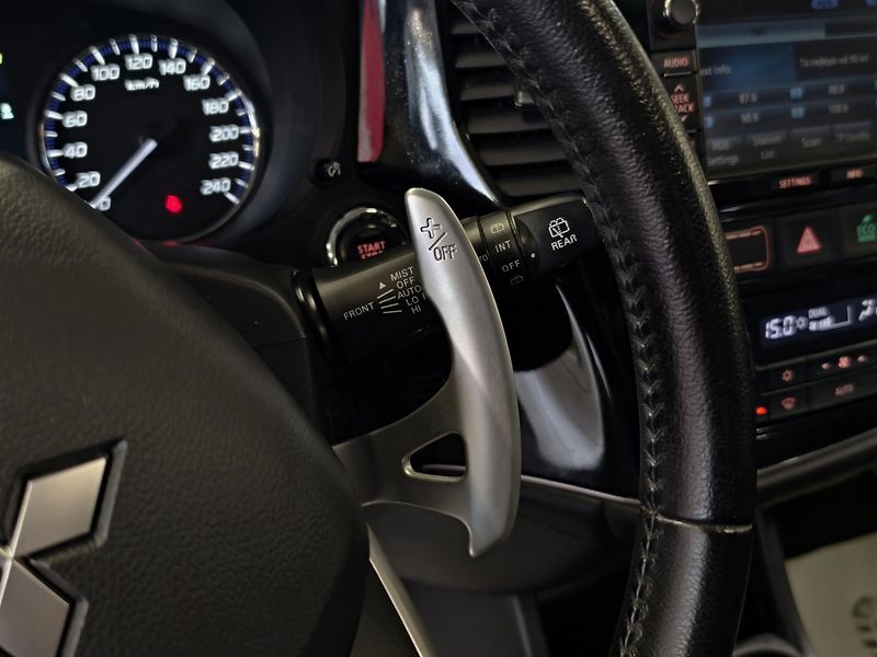 Mitsubishi Outlander 2.2 DI-D 4x4, 7MÍST, INSTYLE - fotka 18 z 24