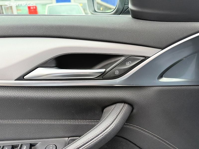 BMW Řada 5 520d XDRIVE 140kW - fotka 24 z 33