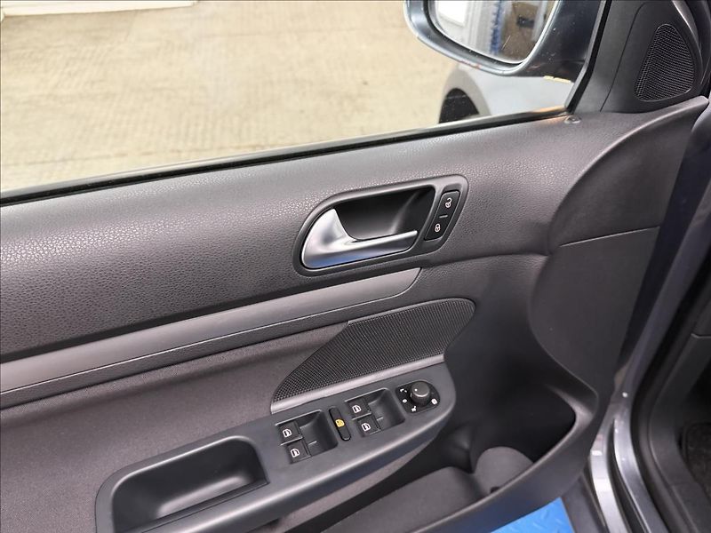 Volkswagen Golf 1,6 TDi 77 KW DSG NAVI PDC - fotka 24 z 31