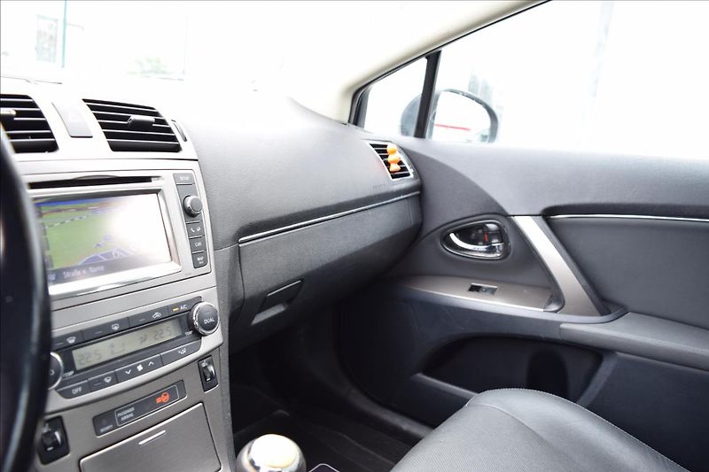 Toyota Avensis 2,2 D-CAT 130KW NOVÉ V CZ - fotka 42 z 43