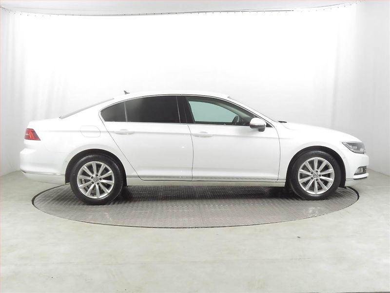 Volkswagen Passat (2017) 2.0 TDI, Automat, Navi - fotka 6 z 22
