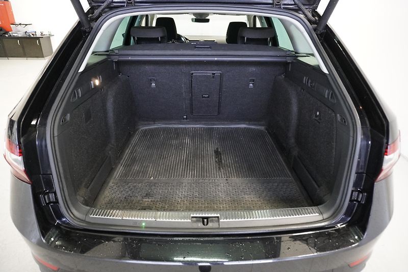 Škoda Superb 2,0 TDI 110kW - fotka 11 z 32
