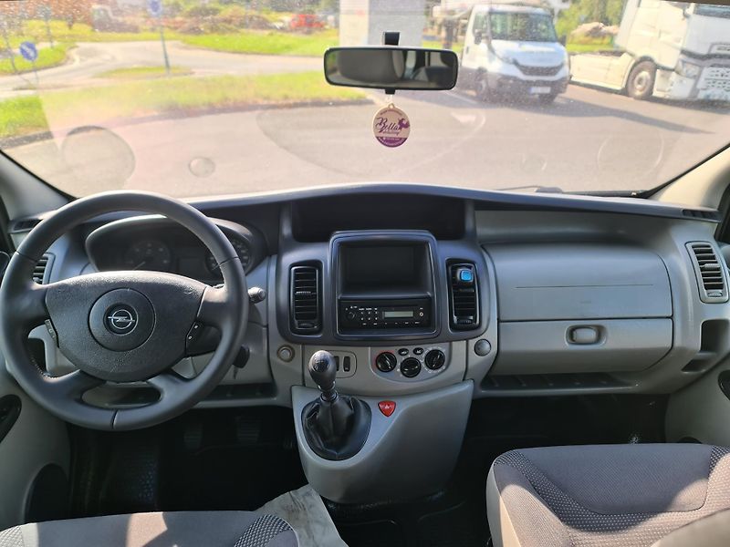 Opel Vivaro (2011) 2.0 CDTi 84-KW 8-MÍST OLOMOUC - fotka 27 z 75