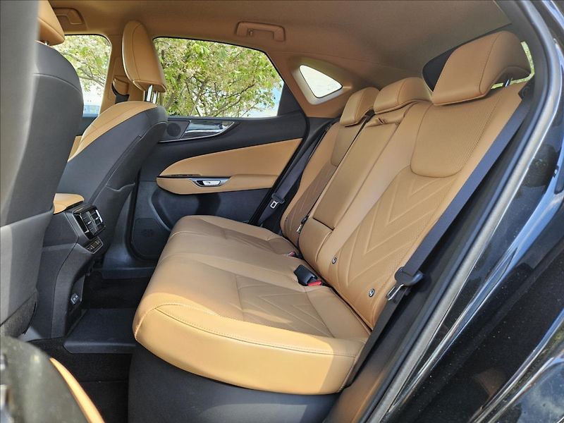 Lexus NX 450h plus 2,5 Prestige - fotka 11 z 16