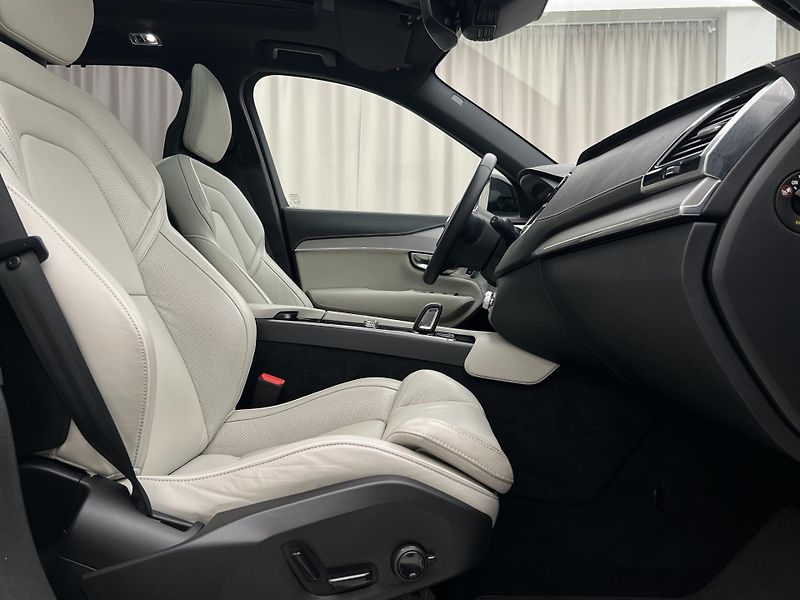 Volvo XC90 B5 AWD R-DESIGN 7 MÍST AUT - fotka 19 z 48