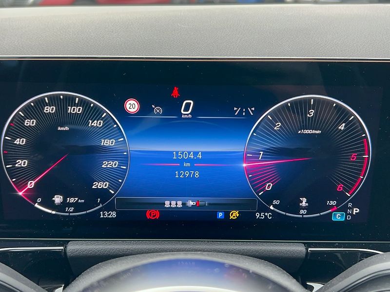 Mercedes-Benz GLA 200 d 4MATIC - fotka 17 z 29