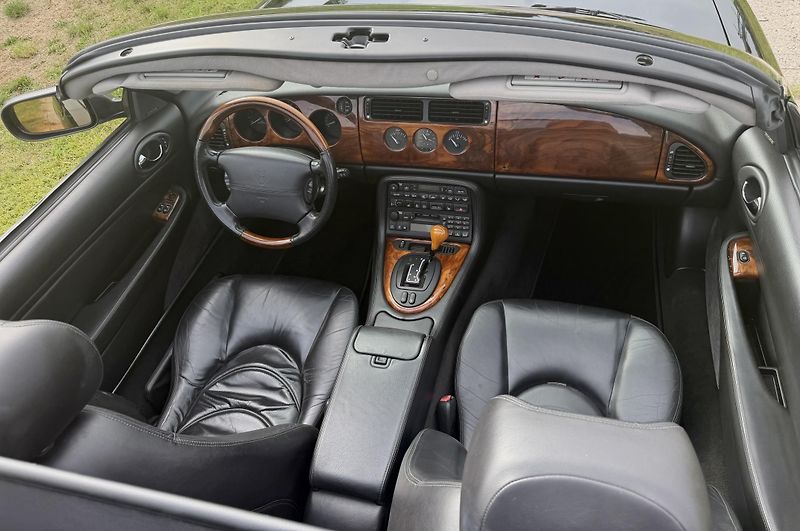 Jaguar XKR (2000) 4.0 V8 Supercharged Kabriolet  - fotka 18 z 30