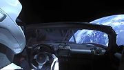 Tesla Roadster plující vesmírem.