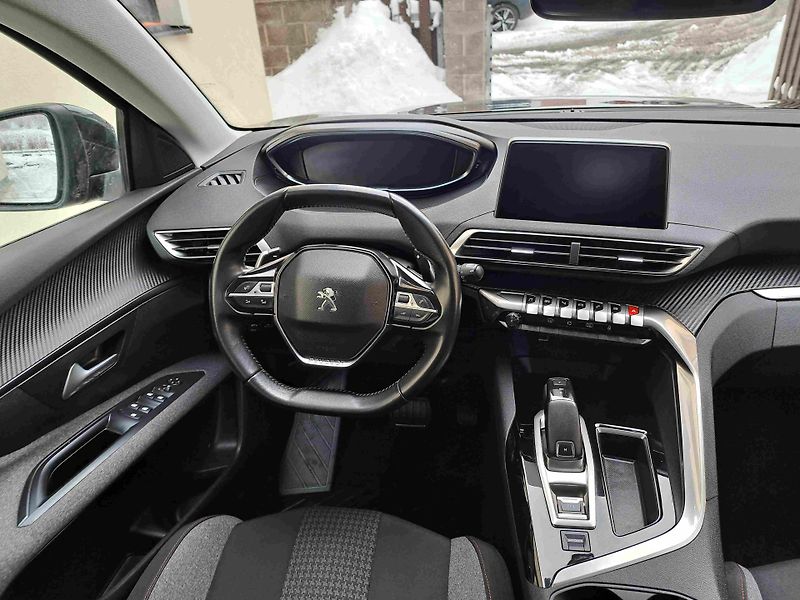 Peugeot 5008 (2020) 1,2 PT EAT8 17ALU PDC NAVI - fotka 16 z 24