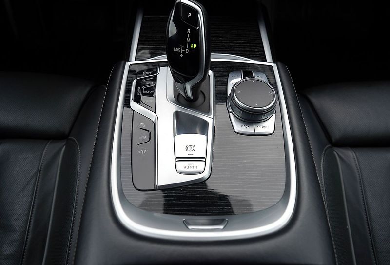 BMW Řada 7 730d xDrive/Mpaket/9AT/Lasery - fotka 37 z 47