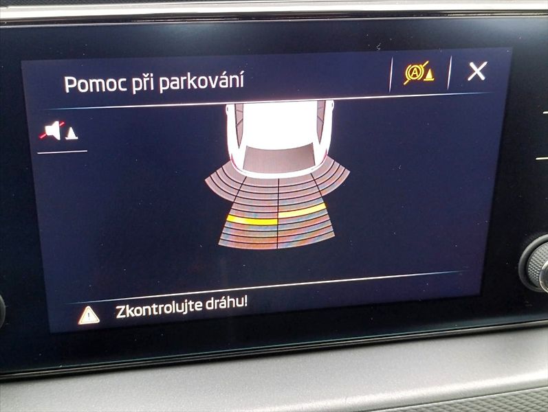 Škoda Scala 1,6 TDi DSG Ad.tempomat LED AL - fotka 33 z 36