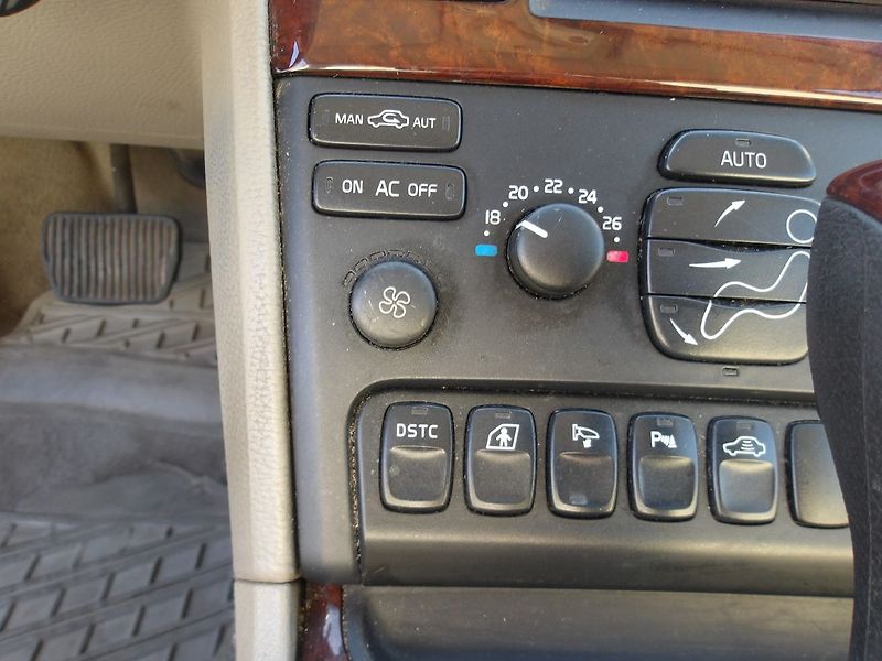 Volvo XC90 2,4D5 136 kW ČR Serv.kn! - fotka 18 z 45