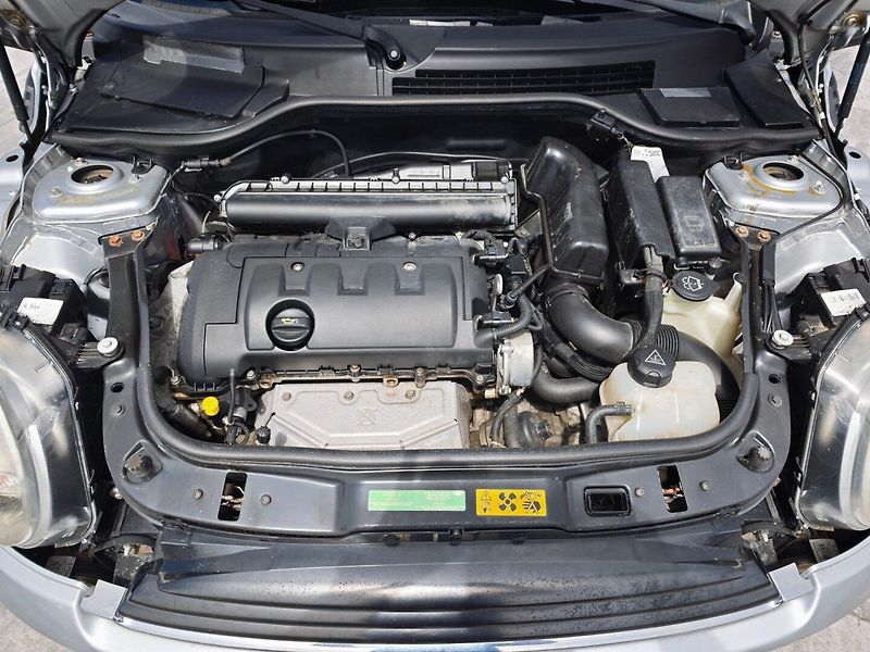 Mini Cooper (2009) ONE 1,4i 70Kw - fotka 25 z 25