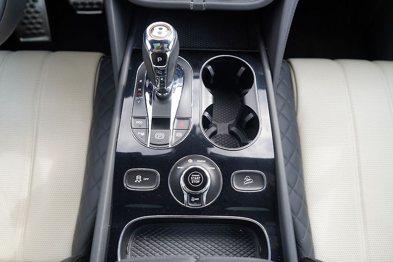 Bentley Bentayga 4.0i V8, Mulliner, ČR, DPH - fotka 41 z 51
