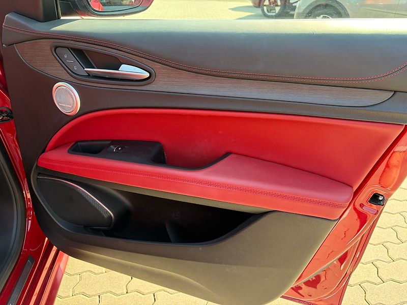 Alfa Romeo Stelvio 2.0T 280k AWD Veloce AT8 - fotka 8 z 11