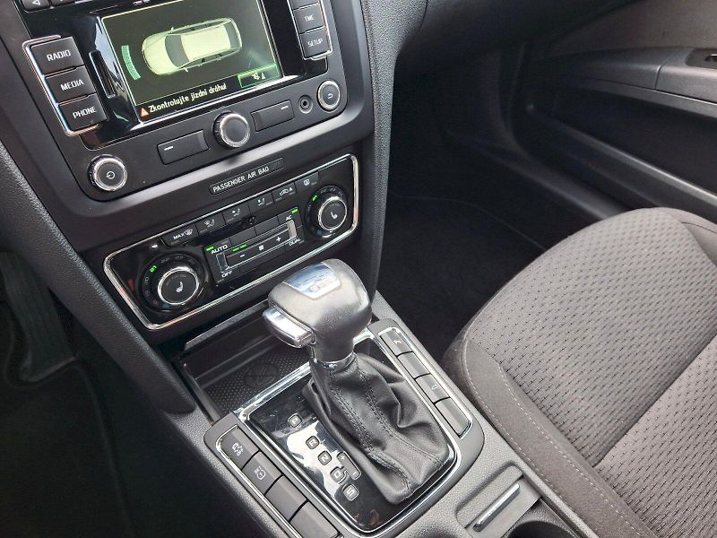 Škoda Superb (2012) Combi Elegance 2,0TDi 125kW DS - fotka 22 z 33