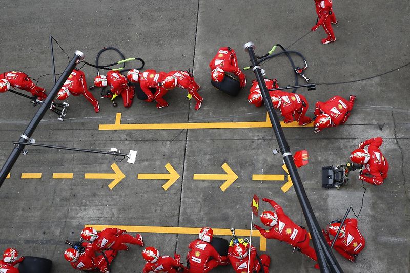 F1 2017 GP Číny - Lewis Hamilton (Mercedes) se svým týmem mechaniků a inženýrů