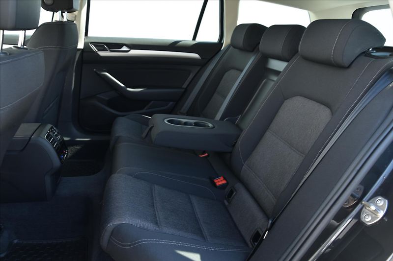 Volkswagen Passat 1.6TDi LED NAVIGACE TAŽNÉ - fotka 11 z 28