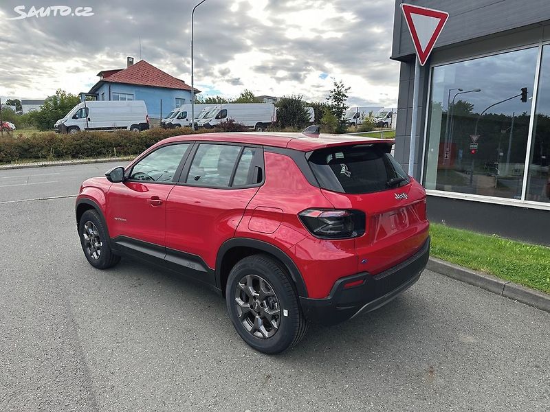 Jeep Avenger (2025) Longitude Electric 54kWh - fotka 3 z 8