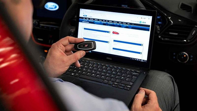 Ford představuje novou technologii, která zamezí krádežím aut s bezlíčkovým přístupem