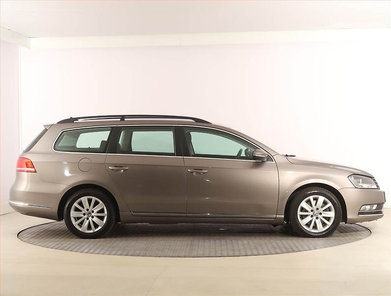 Volkswagen Passat (2011) 1.6 TDI, Navi, Tempomat - fotka 6 z 22