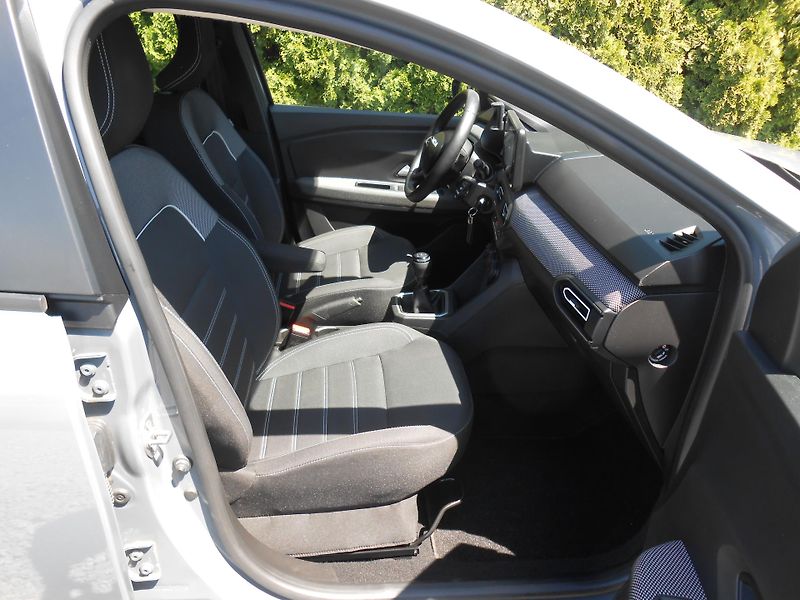 Dacia Sandero 1.0TCe+LPG,KLIMA,LED!! - fotka 18 z 41
