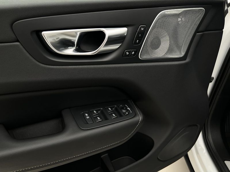 Volvo XC60 B5 AWD ULTIMATE DARK AUT  - fotka 46 z 47