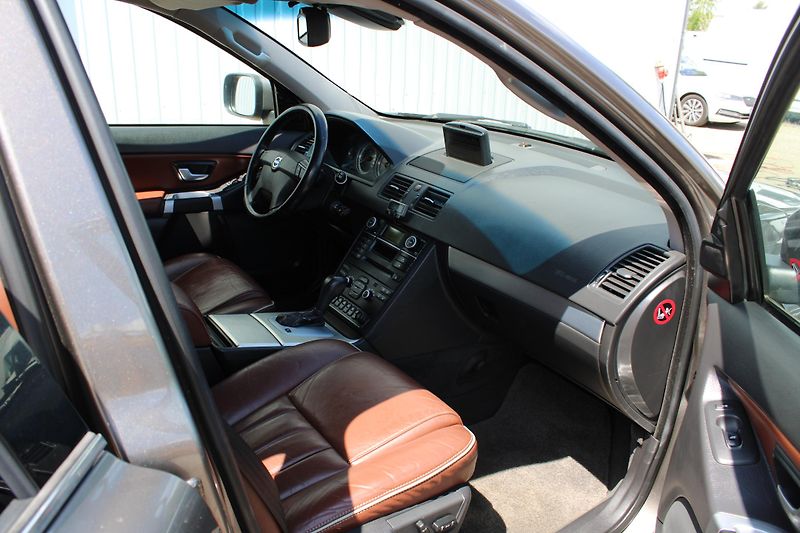 Volvo XC90 2,4 D5 AWD SUMMUM 7 MÍST CZ - fotka 8 z 28