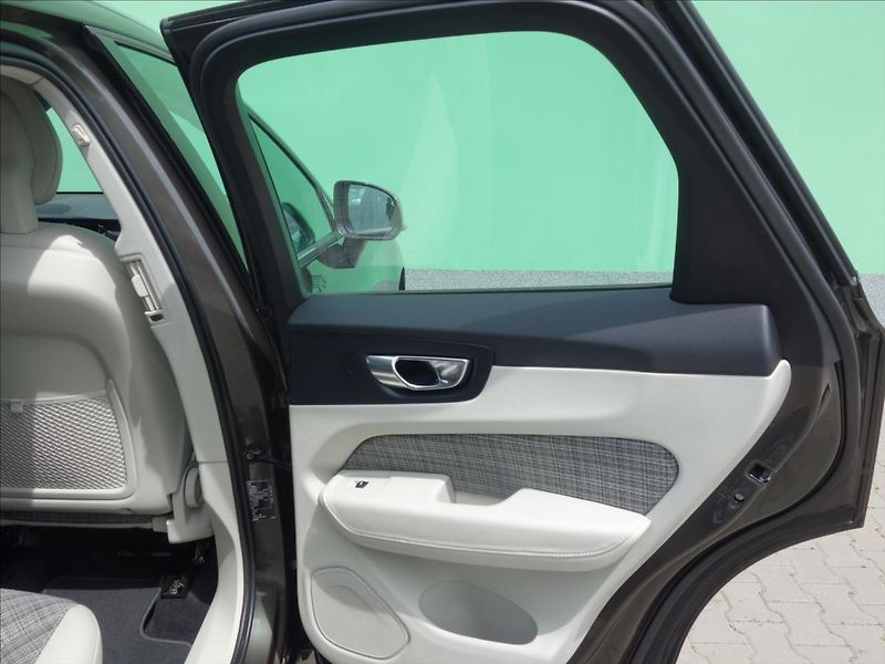 Volvo XC60 2,0 140kW 4x4 MOMENTUM - fotka 68 z 73