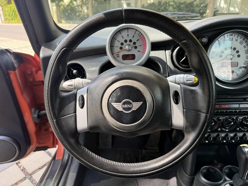 Mini Cooper 1.6i 85kW - fotka 11 z 16