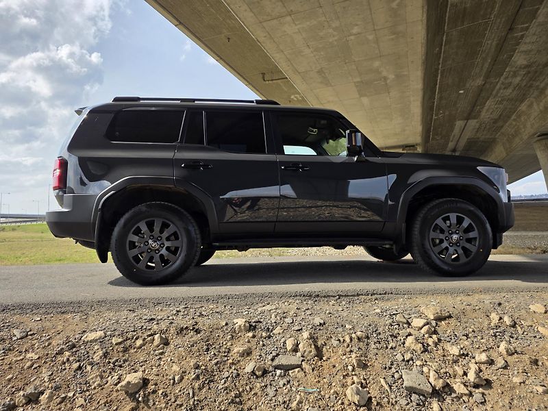 Toyota Land Cruiser 2.8-INVINCIBLE-ZÁRUKA-DPH - fotka 32 z 77