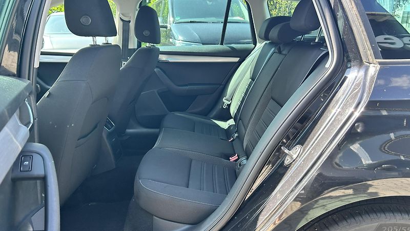 Škoda Octavia 1.5TSI Ambiente 150k 6MT  - fotka 12 z 15