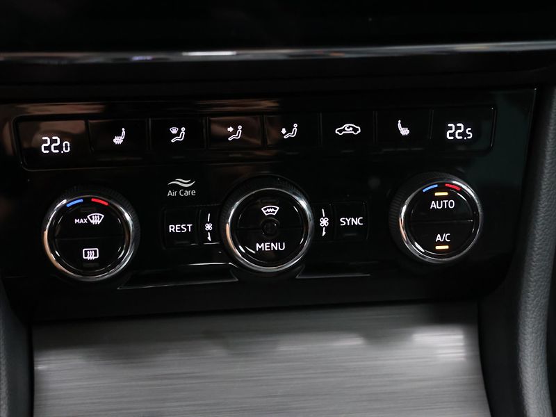 Škoda Superb 2,0 TDI 110kW Style DSG  CZ - fotka 24 z 32