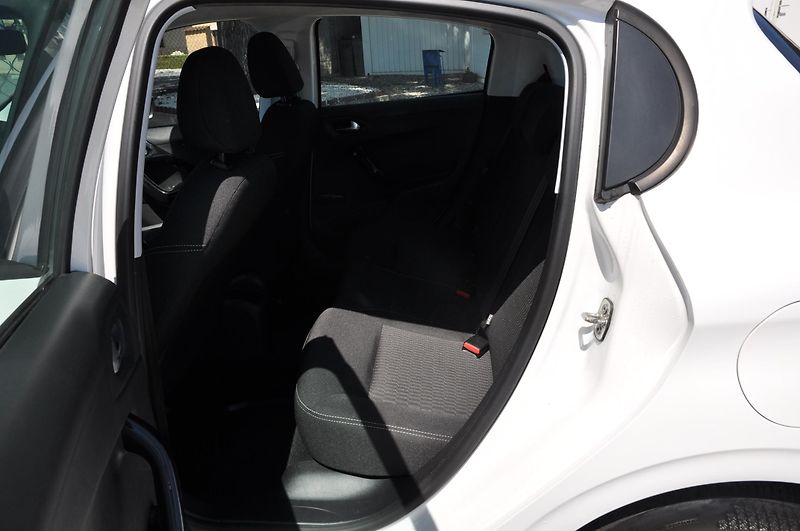 Peugeot 208 1.2i 60kW - fotka 7 z 12