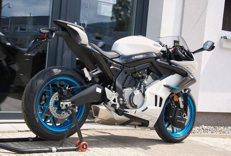 CFMOTO (2026) 675 SR-R WHITE - fotka 3 z 25